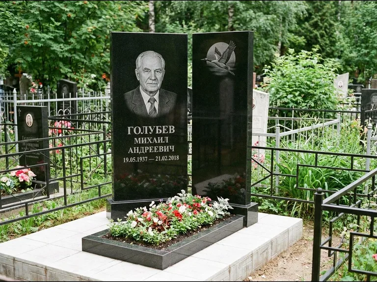 Памятник с гравировкой журавлей — гравировка клина журавлей на фоне солнечного диска, работа «Голубев» в Нижневартовске