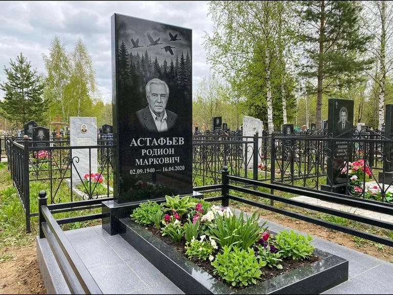 Памятник с гравировкой журавлей — гравировка силуэтов журавлей над еловым лесом, работа «Астафьев» в Нижневартовске
