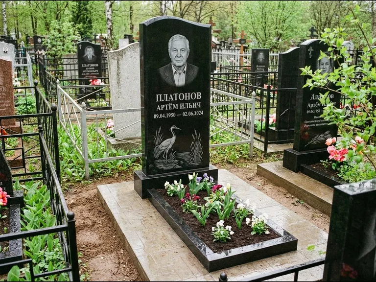 Памятник с гравировкой журавлей — гравировка журавля у камышей рядом с эпитафией, работа «Платонов» в Нижневартовске