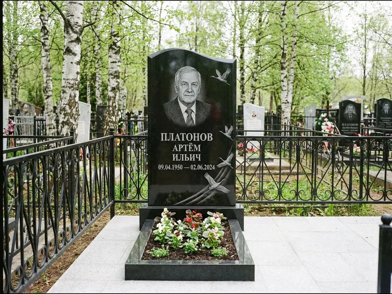 Памятник с гравировкой журавлей — гравировка трёх журавлей по диагонали через свободное поле с, работа «Платонов» в Нижневартовске