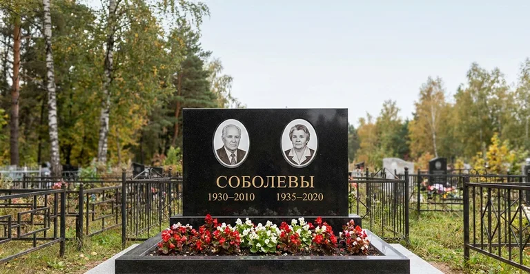 Гранитный памятник с портретом, Памятники мастерской «Мастер Каменев» на кладбищах Москвы