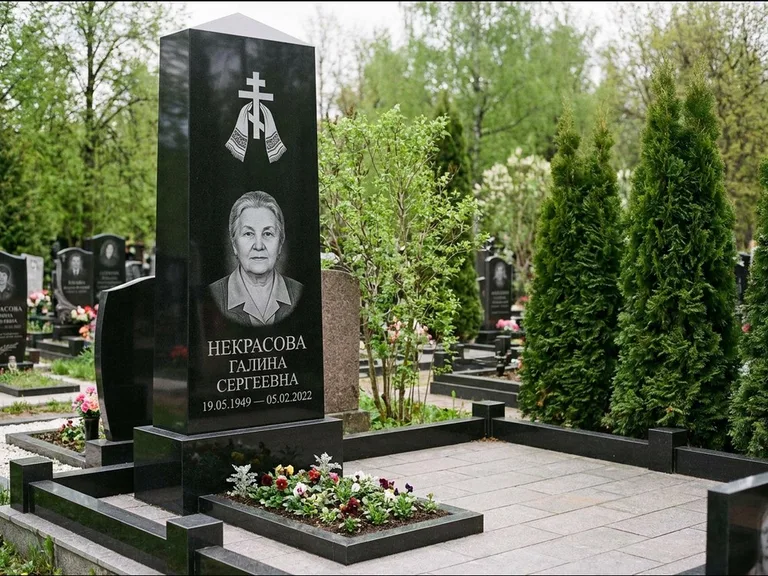 Памятник из чёрного гранита — стела-пилон с ажурным резным крестом, работа «Ерофеева» в Нижневартовске