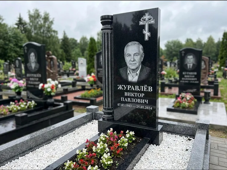 Памятник из чёрного гранита — семейный мемориал из двух стел с крестом с рушником, работа «Гущин» в Нижневартовске
