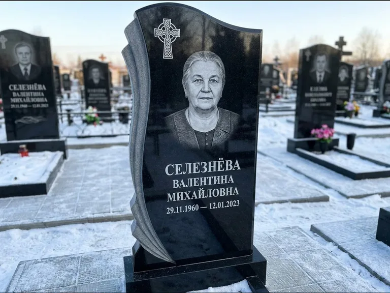 Памятник из чёрного гранита — восьмигранный обелиск с кельтским крестом, работа «Некрасова» в Нижневартовске