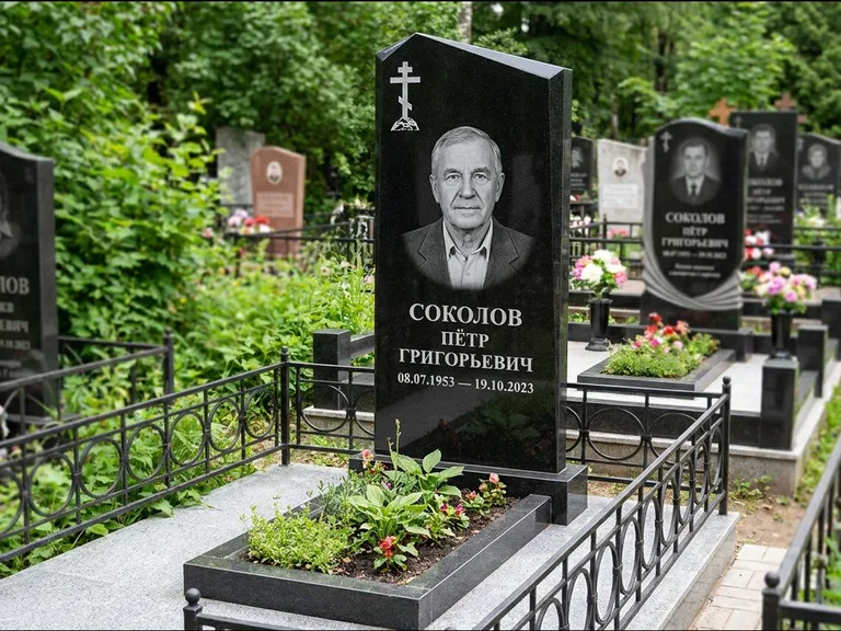 Памятник из чёрного гранита — полукруглая стела с крестом на Голгофе, работа «Журавлёв» в Нижневартовске