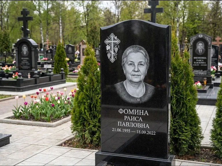 Памятник из чёрного гранита — двухцветная стела с крестом с распятием, работа «Одинцова» в Нижневартовске