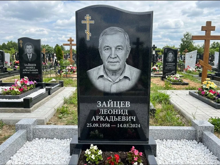Памятник из чёрного гранита — горизонтальная семейная стела с аркой с процветшим крестом с виноградной лозой, работа «Верещагин» в Нижневартовске