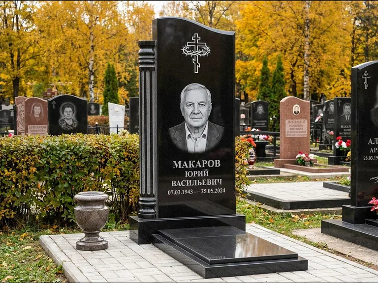 Памятник из чёрного гранита — асимметричная стела с крестом с рушником, работа «Панкратов» в Нижневартовске