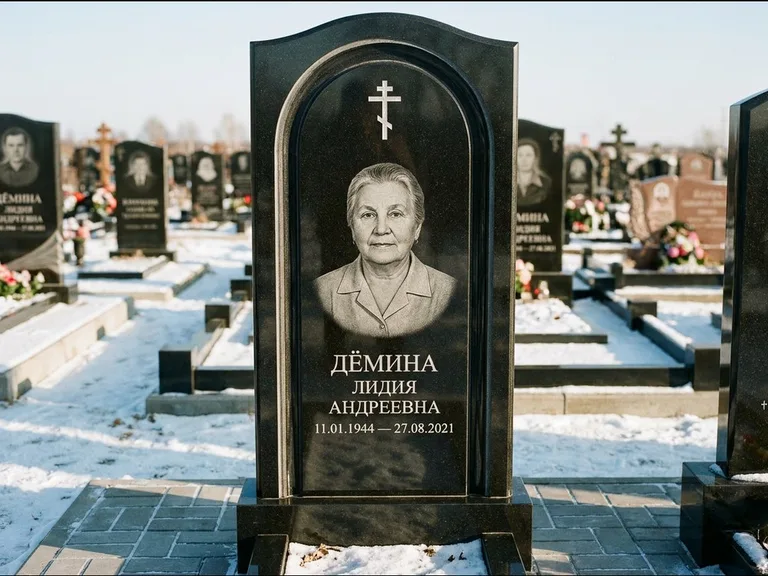 Памятник из чёрного гранита — стела-триптих с крестом с терновым венцом, работа «Ерофеева» в Нижневартовске