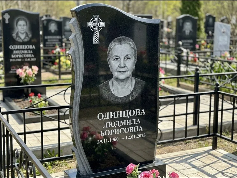 Памятник из чёрного гранита — стела с портретным овалом с кельтским крестом, работа «Савельева» в Нижневартовске