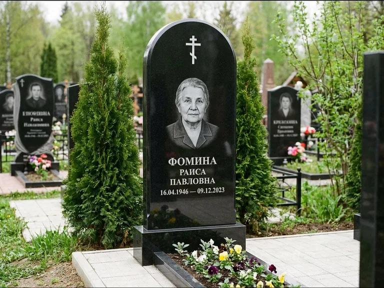 Памятник из чёрного гранита — вертикальная стела с латинским крестом, работа «Некрасова» в Нижневартовске