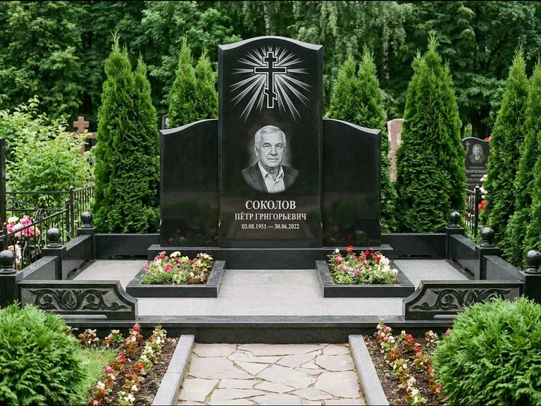 Памятник из чёрного гранита — низкая стела с крестом сбоку с золочёным крестом, работа «Верещагин» в Нижневартовске