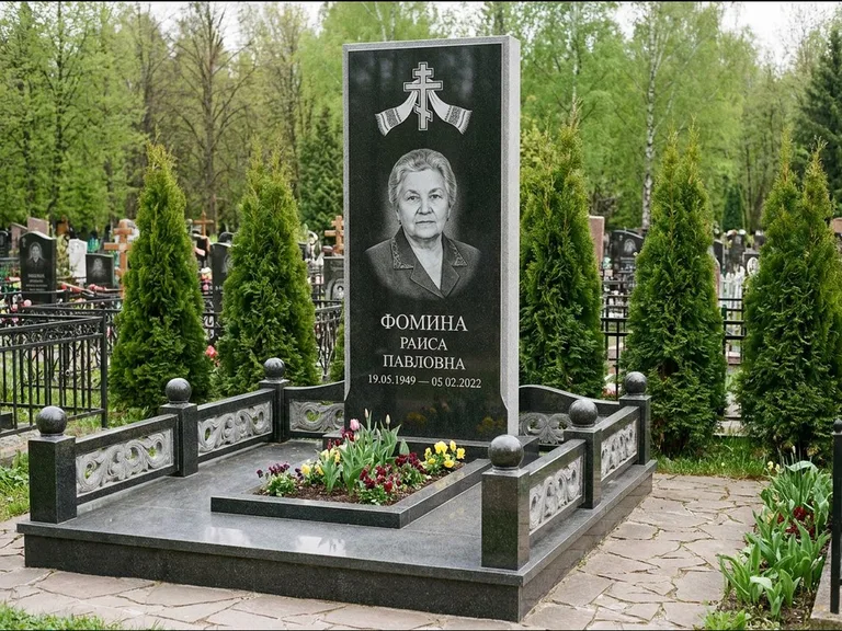 Памятник из чёрного гранита — семейный мемориал с ажурным резным крестом, работа «Мельникова» в Нижневартовске