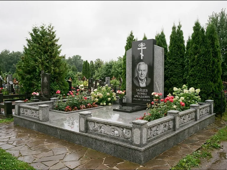 Памятник из чёрного гранита — стела с двумя портретами с крестом с рушником, работа «Богданов» в Нижневартовске