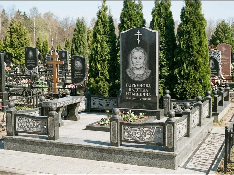 Памятник из чёрного гранита — стела с золочёным крестом с крестом с терновым венцом, работа «Селезнёва» в Нижневартовске