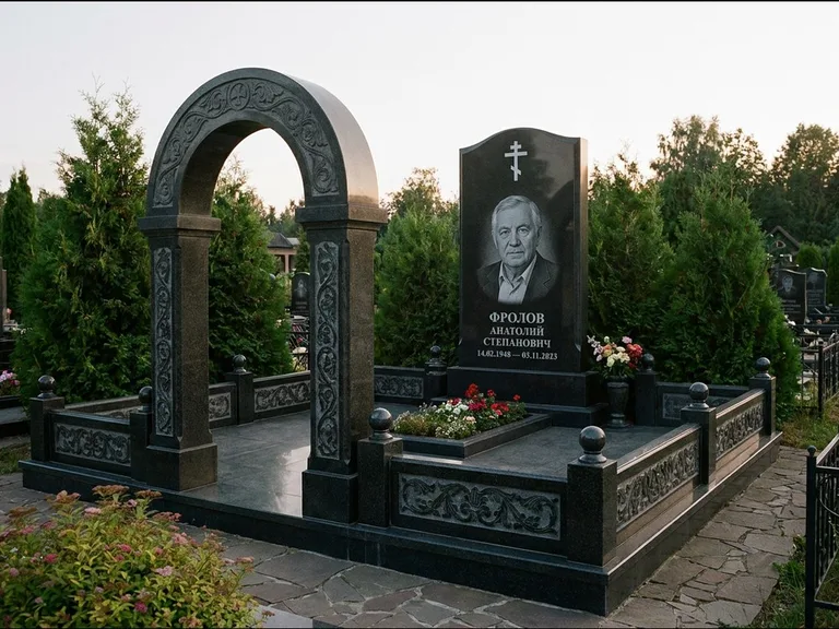 Памятник из чёрного гранита — высокая стела с процветшим крестом с православным восьмиконечным крестом, работа «Панкратов» в Нижневартовске