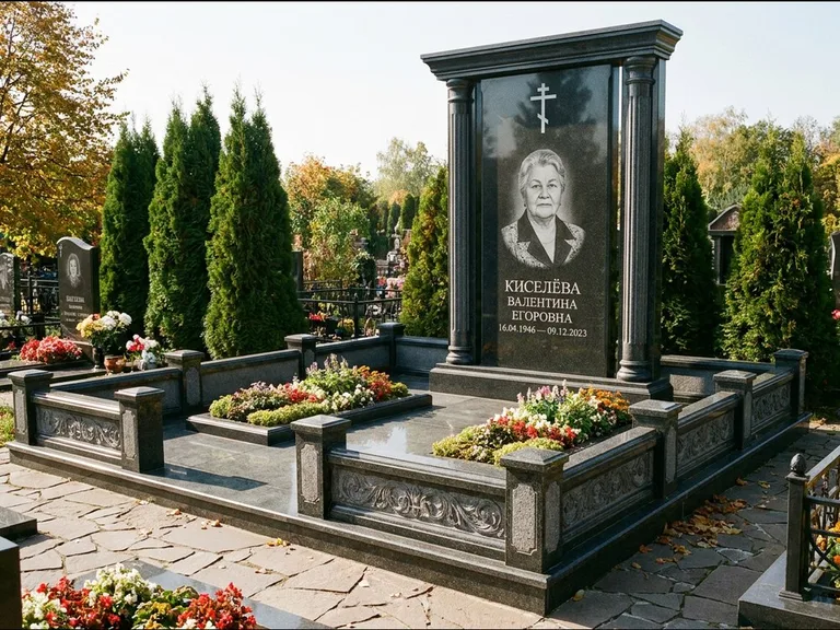 Памятник из чёрного гранита — стела с кельтским крестом с латинским крестом, работа «Ерофеева» в Нижневартовске