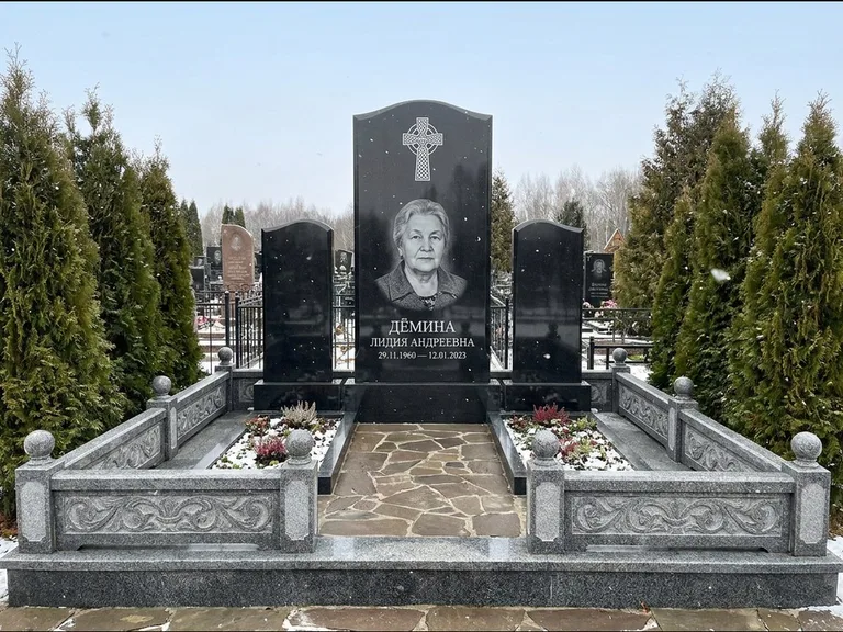Памятник из чёрного гранита — стела с крестом и ветвью с кельтским крестом, работа «Лаврентьева» в Нижневартовске