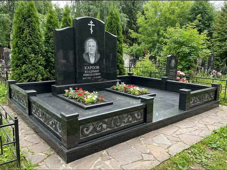Памятник из чёрного гранита — двойная семейная стела с крестом на Голгофе, работа «Тихонов» в Нижневартовске