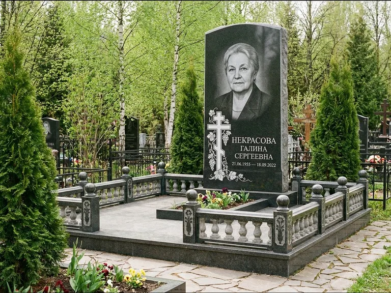 Памятник из чёрного гранита — стела с крестом и книгой с крестом с распятием, работа «Савельева» в Нижневартовске