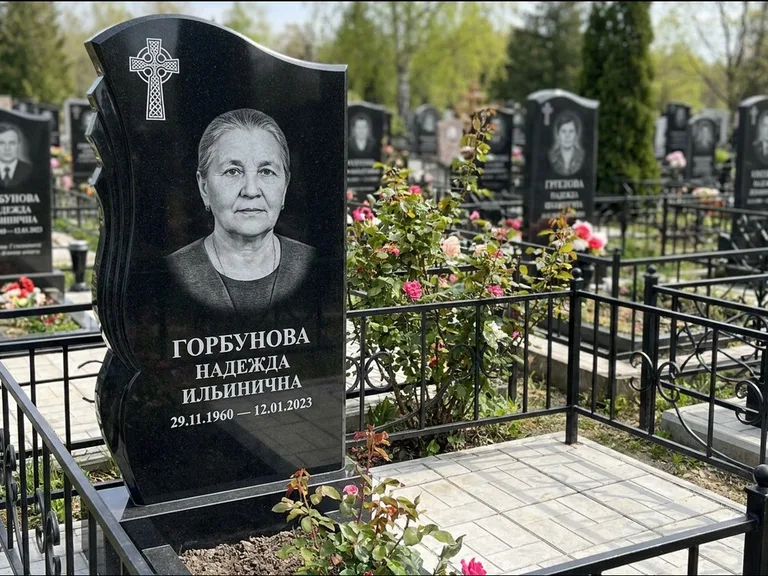 Памятник из чёрного гранита — высокий обелиск с кельтским крестом, работа «Одинцова» в Нижневартовске