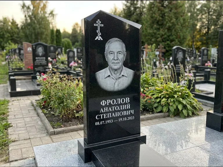 Памятник из чёрного гранита — стела со столиком и скамьёй с крестом на Голгофе, работа «Верещагин» в Нижневартовске