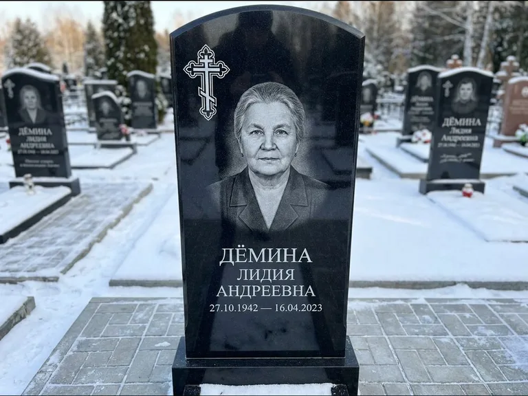 Памятник из чёрного гранита — стела домиком с крестом в лучах, работа «Селезнёва» в Нижневартовске