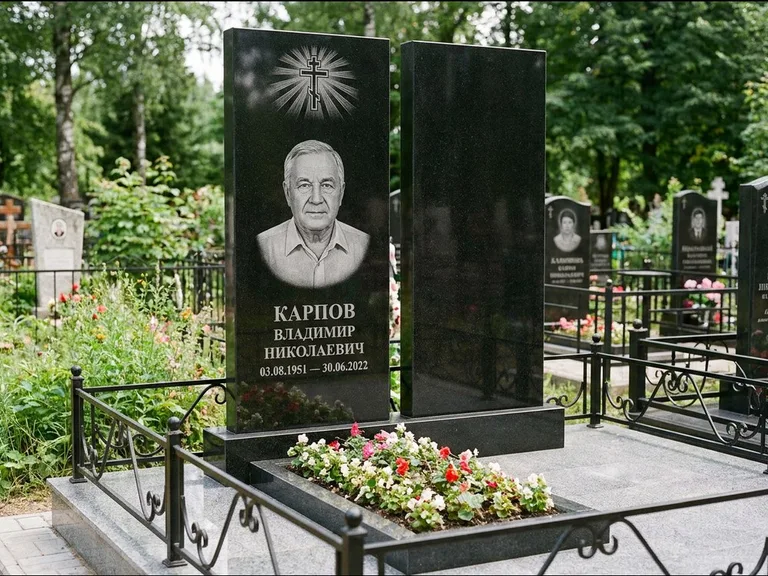 Памятник из чёрного гранита — ступенчатая стела с золочёным крестом, работа «Панкратов» в Нижневартовске