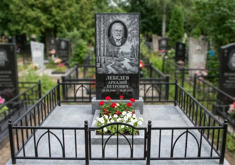 Памятник с гравировкой берёзовой рощи, портретом и надписью в Нижневартовске