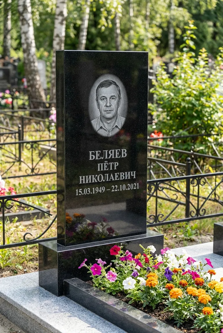 Вертикальный чёрный гранитный памятник под ключ с цветником в Нижневартовске