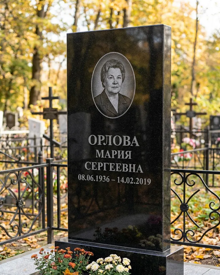 Вертикальный серый гранитный памятник под ключ, осень в Нижневартовске