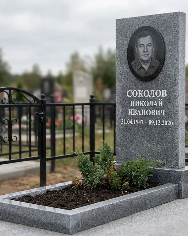 Чёрный памятник под ключ на гранитном цоколе в Нижневартовске