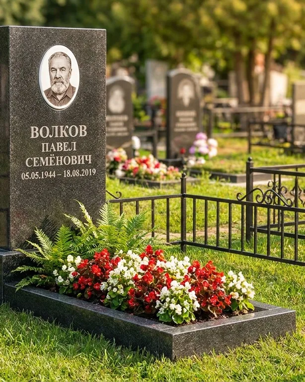 Тёмно-серый памятник под ключ с художественной гравировкой в Нижневартовске