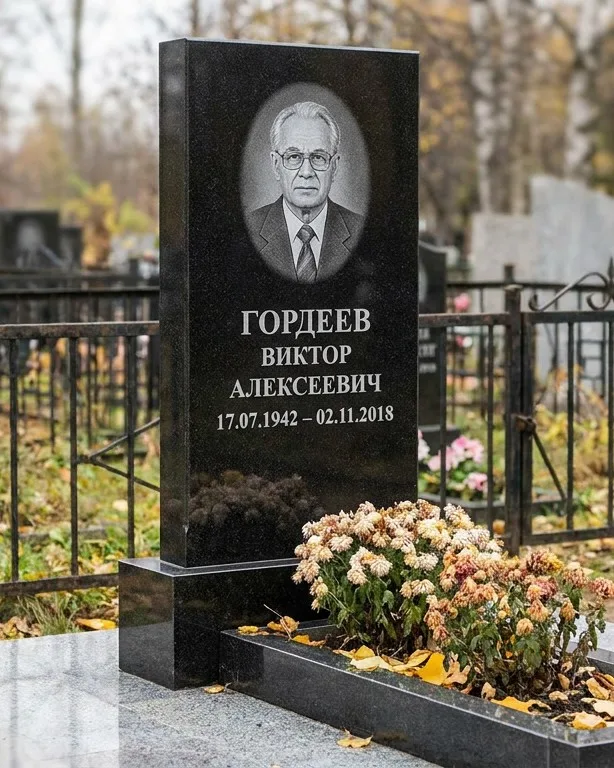 Памятник под ключ с гранитным цоколем и плиткой в Нижневартовске