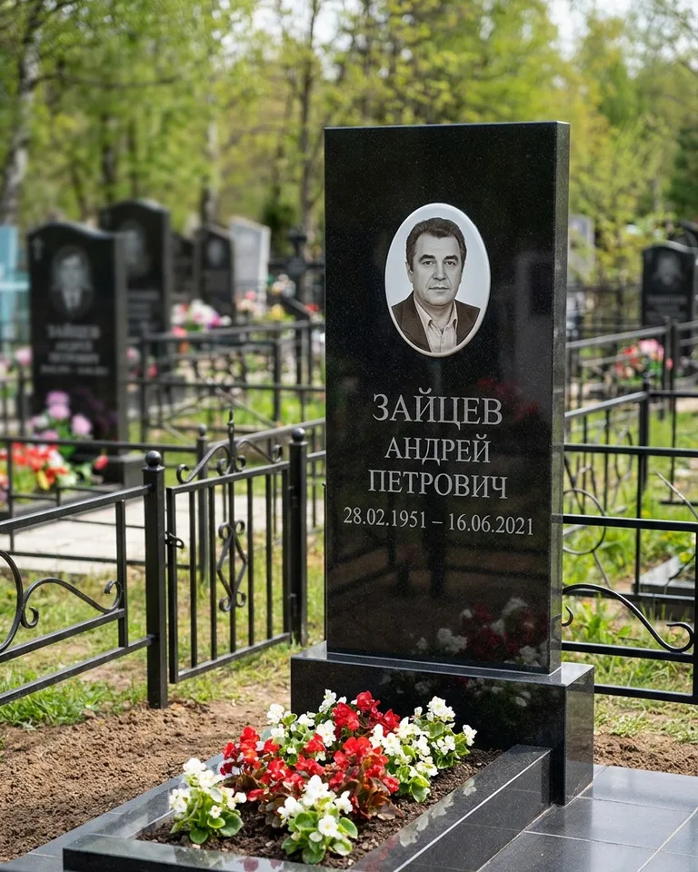 Памятник под ключ с гранитной вазой и цветами в Нижневартовске