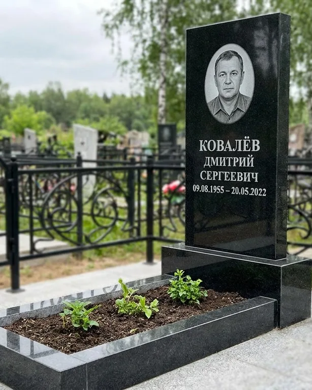 Горизонтальный серый памятник под ключ, осень в Нижневартовске