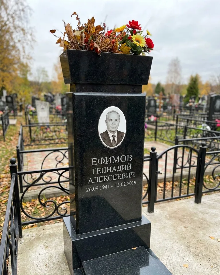 Двойной семейный памятник под ключ с портретами в Нижневартовске