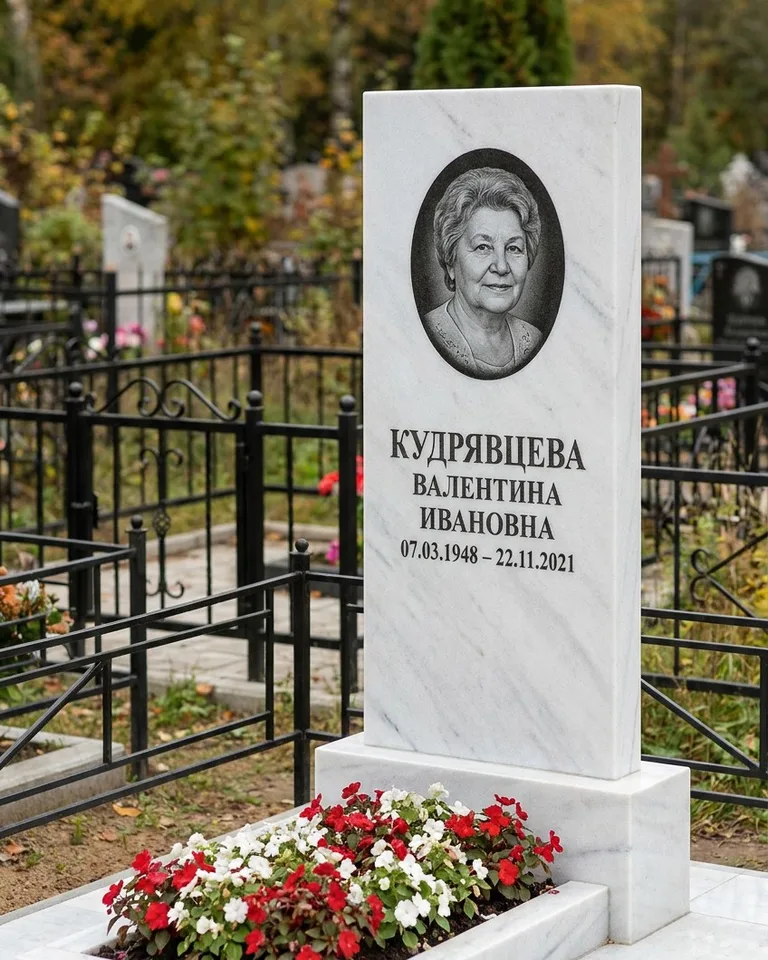 Двойной памятник под ключ с цоколем и плиткой в Нижневартовске