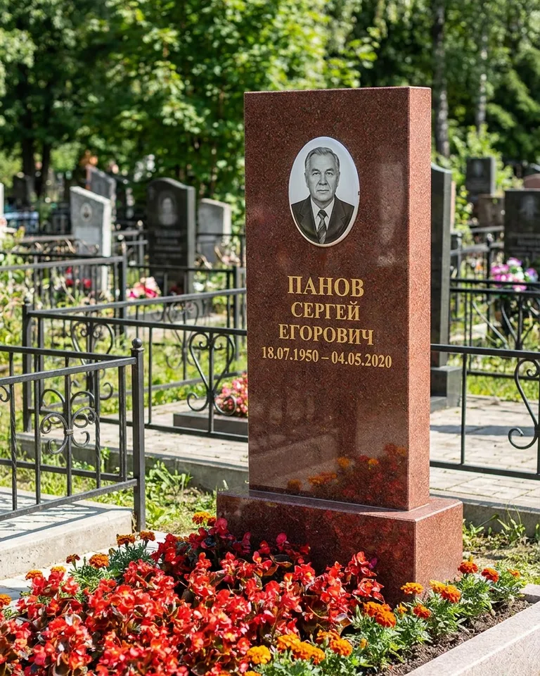 Двойной серый памятник под ключ с вазой в Нижневартовске