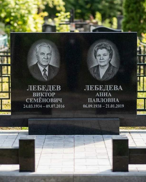Памятник под ключ из красного гранита в Нижневартовске