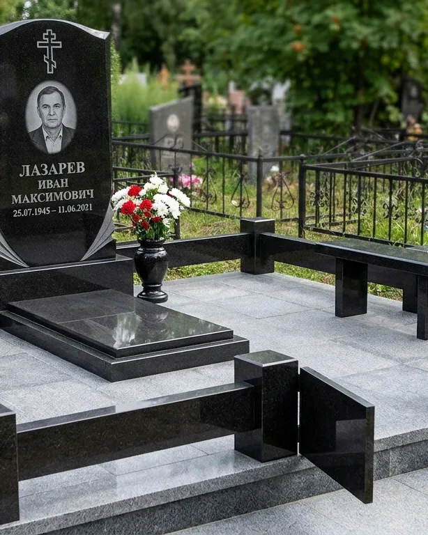 Памятник под ключ зимой с венком в Нижневартовске