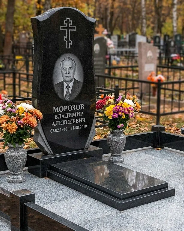 Памятник под ключ со скамьёй и мощением в Нижневартовске