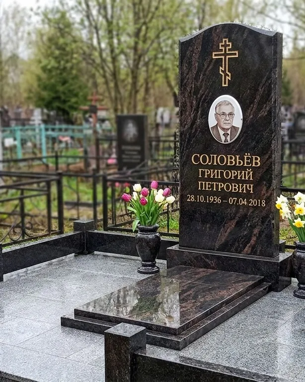 Памятник под ключ с гранитным цоколем и вазой, осень в Нижневартовске