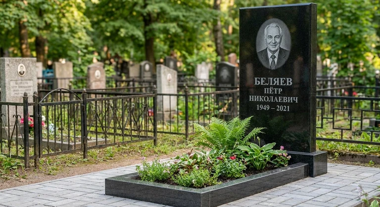 Памятник под ключ в Нижневартовске — гранитная стела с цветником и благоустройством, установлен под ключ