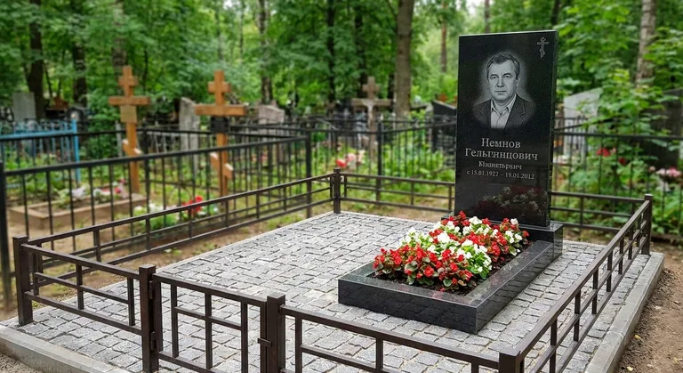 Памятник под ключ с цветником и благоустройством в Нижневартовске
