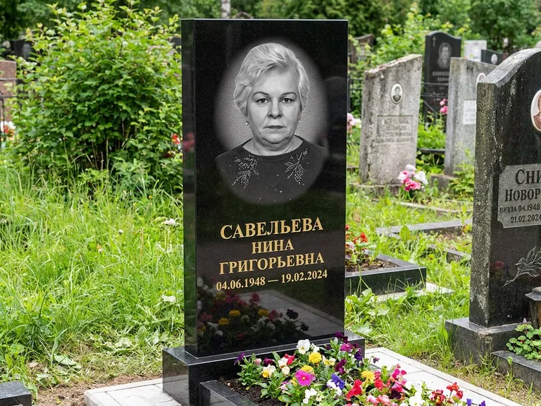 Портрет на памятнике в Нижневартовске — Паспортное фото восстановили и награвировали на чёрной стеле