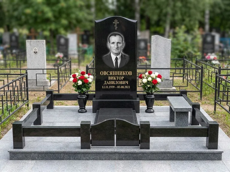 Портрет на памятнике в Нижневартовске — Старый снимок → гравировка на премиум-комплексе с плиткой и оградой