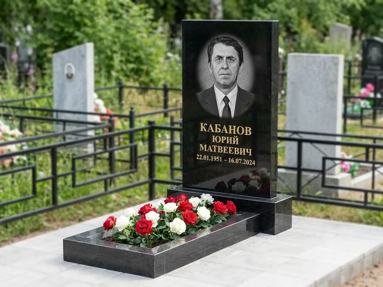 Портрет на памятнике в Нижневартовске — Старый снимок → гравировка на вертикальной стеле