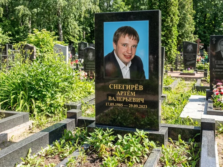 Портрет на памятнике в Нижневартовске — Цветное фото → прямоугольная фотокерамика на чёрном граните