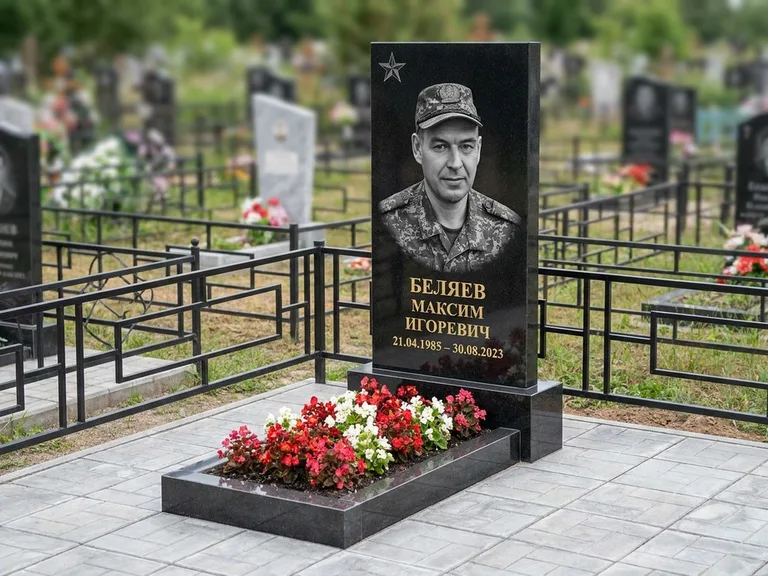 Портрет на памятнике в Нижневартовске — Военное фото → цветная фотокерамика, гравированная звезда